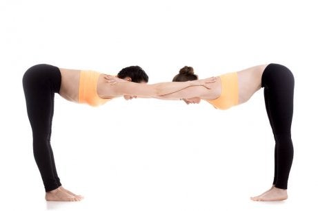 Uttanasana-yoga-en-pareja