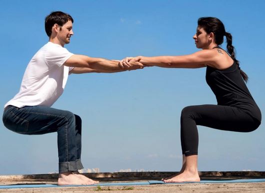Utkatasana-yoga-en-pareja